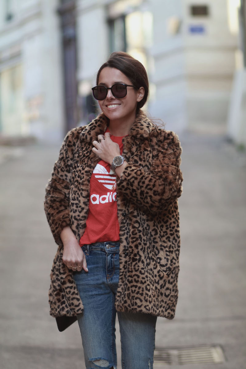 look-manteau-leopard-t-shirt-adidas