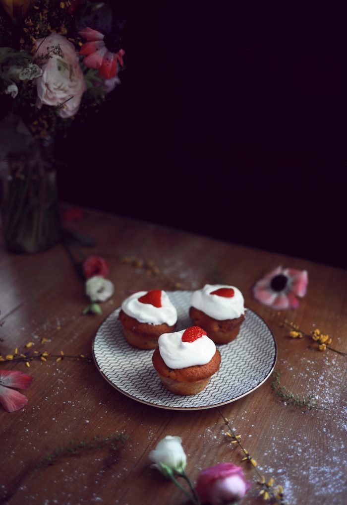 Mini cakes pistaches fraises, chantilly fleur oranger